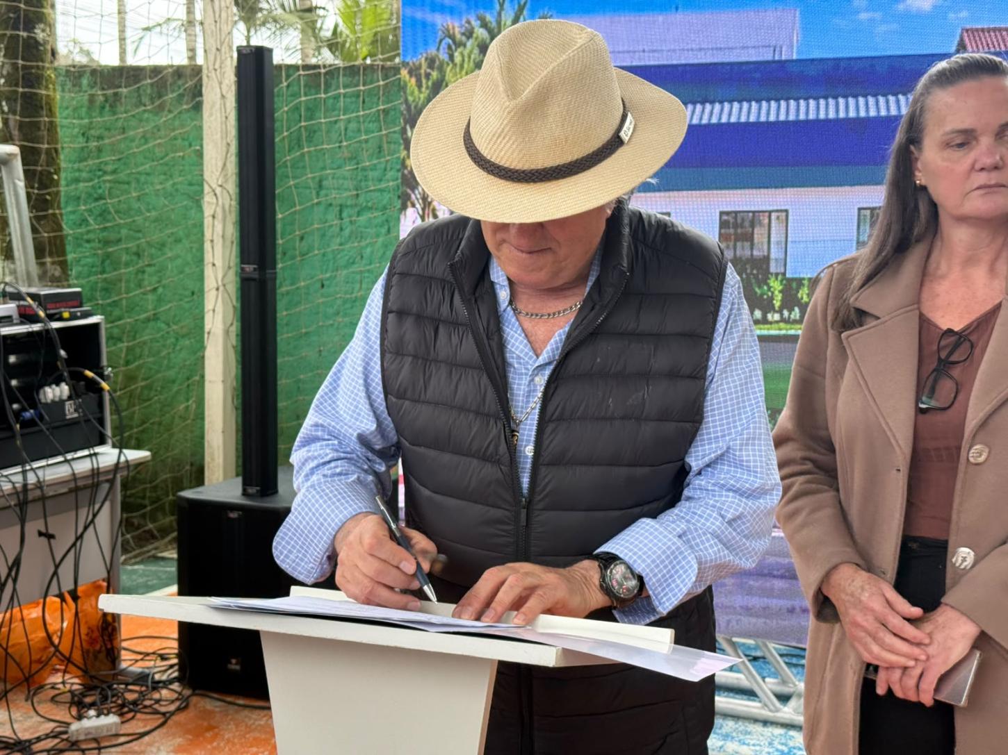 Prefeitura de Camboriú assina Ordem de Serviço para reforma da Escola de Campo Adolfo Ovídio Coppi