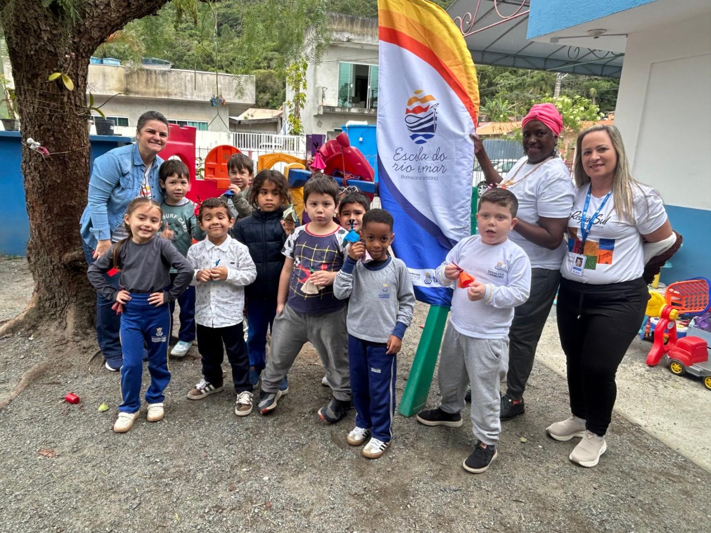 Projeto Escola do Rio e Mar leva cultura quilombola para crianças do NEI Bom Sucesso
