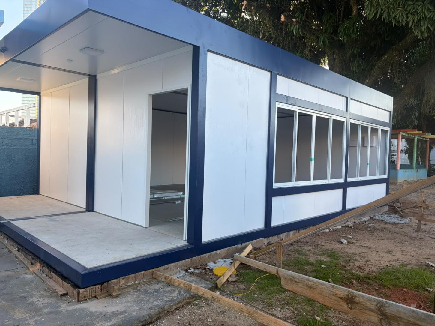 Sala modular do NEI Professora Odácia Tereza Damázio começa a ser instalada