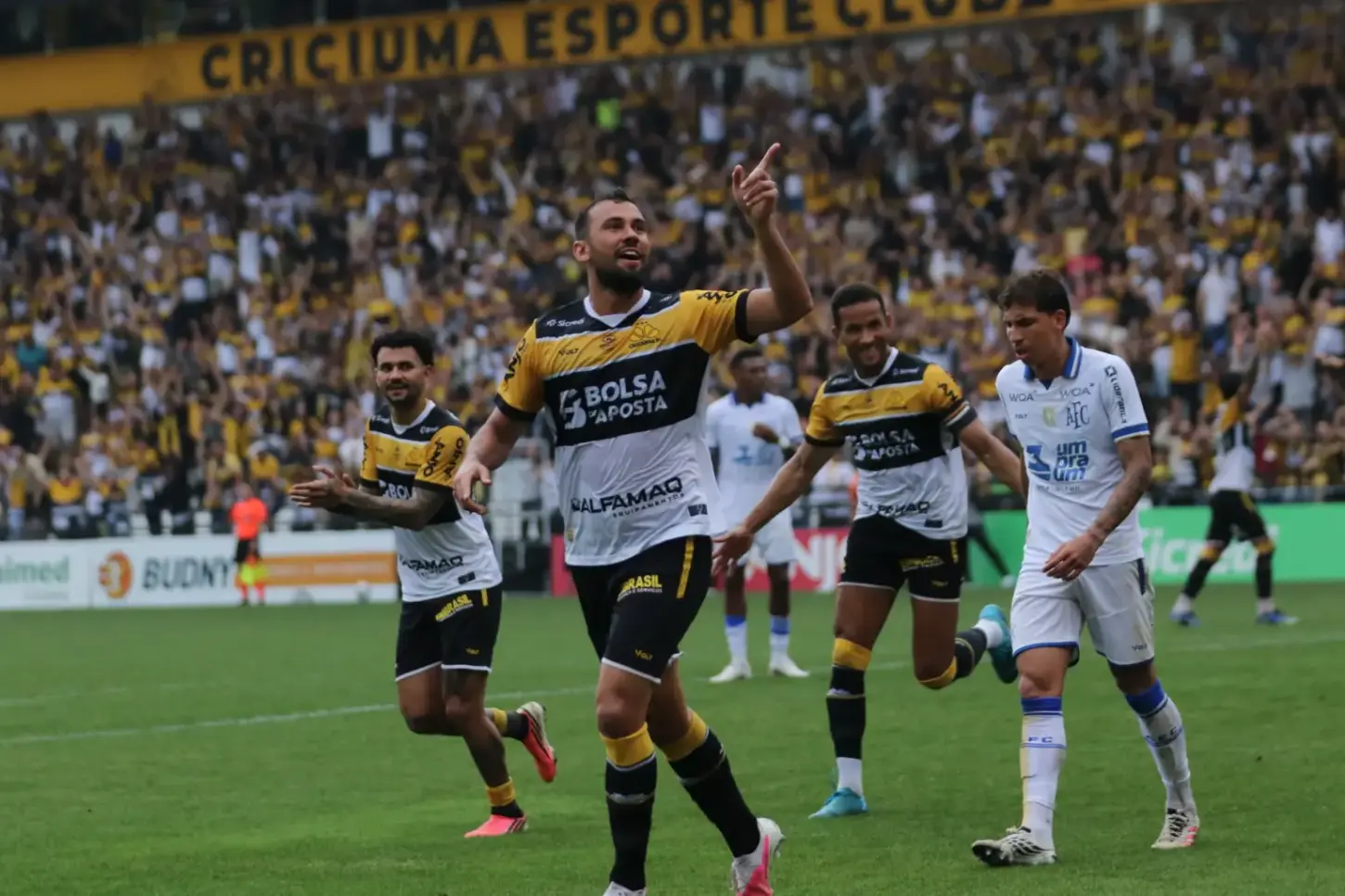 Série B: Criciúma vence clássico e segue no G-6 - Confira os resultados do domingo