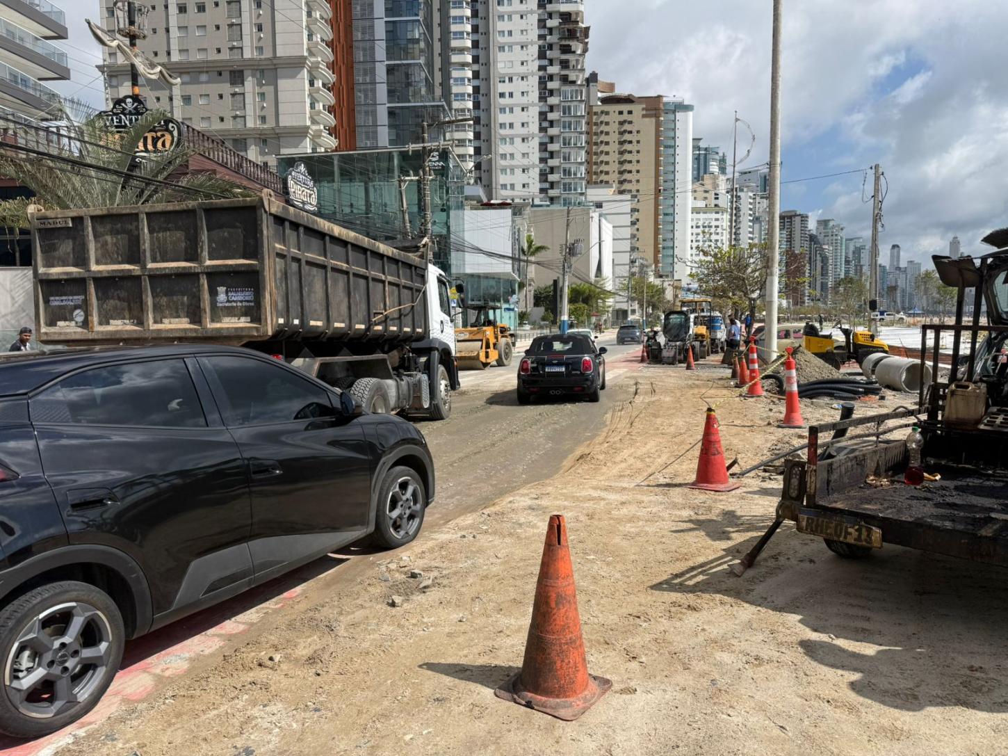 Trânsito é desviado na Avenida Atlântica para obras de requalificação 