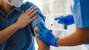 Vacinação não termina na infância: infectologista explica quais imunizantes devem ser acompanhados ao longo da vida