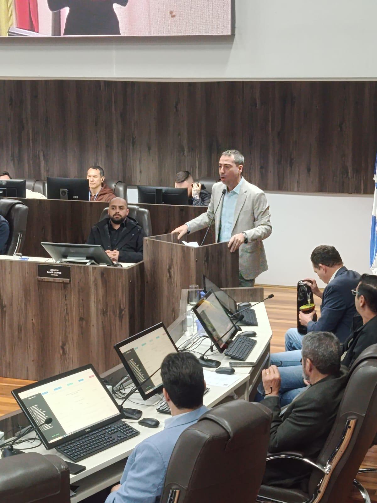 Vereador Marcelo Achutti pede retratação pública  de Jair Renan Bolsonaro