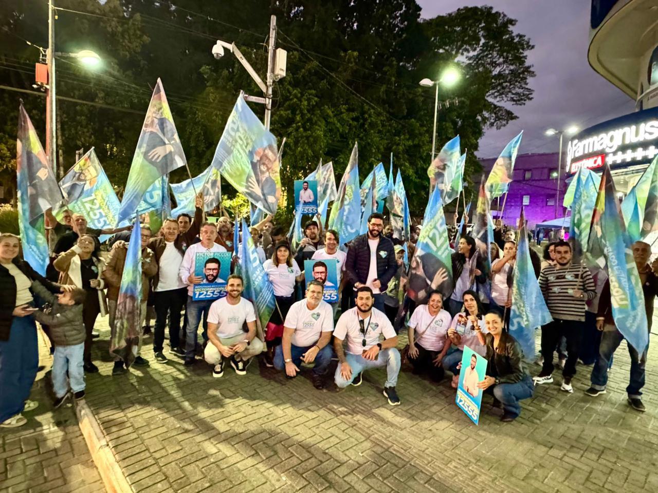 Victor Piccoli reúne “time 12555” em bandeiraço em Camboriú