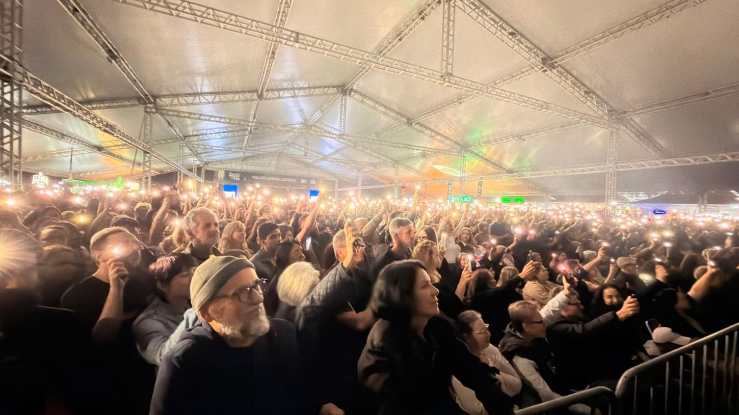 Zeca Baleiro arrasta multidão para a Vila da Música em noite de grandes sucessos