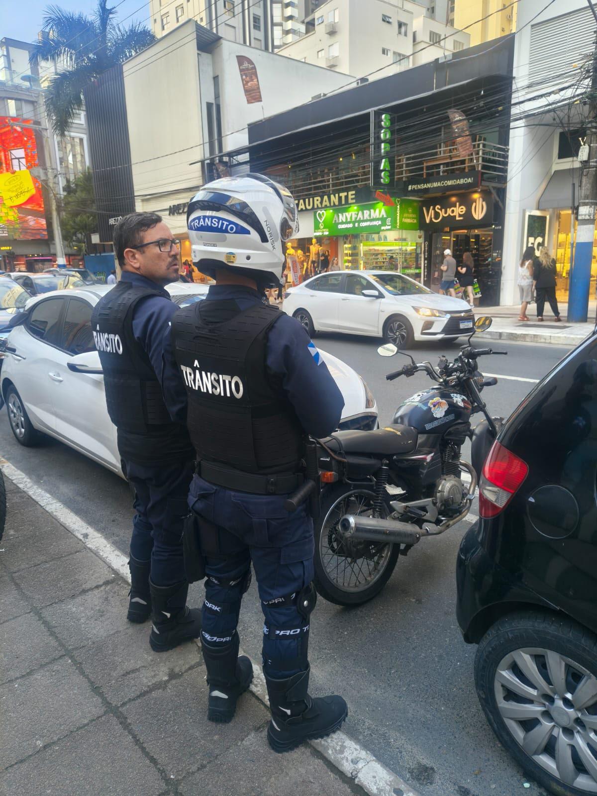 535 pontos na CNH e R$ 30 mil em débitos: Agentes de Trânsito removem motocicleta em Balneário Camboriú