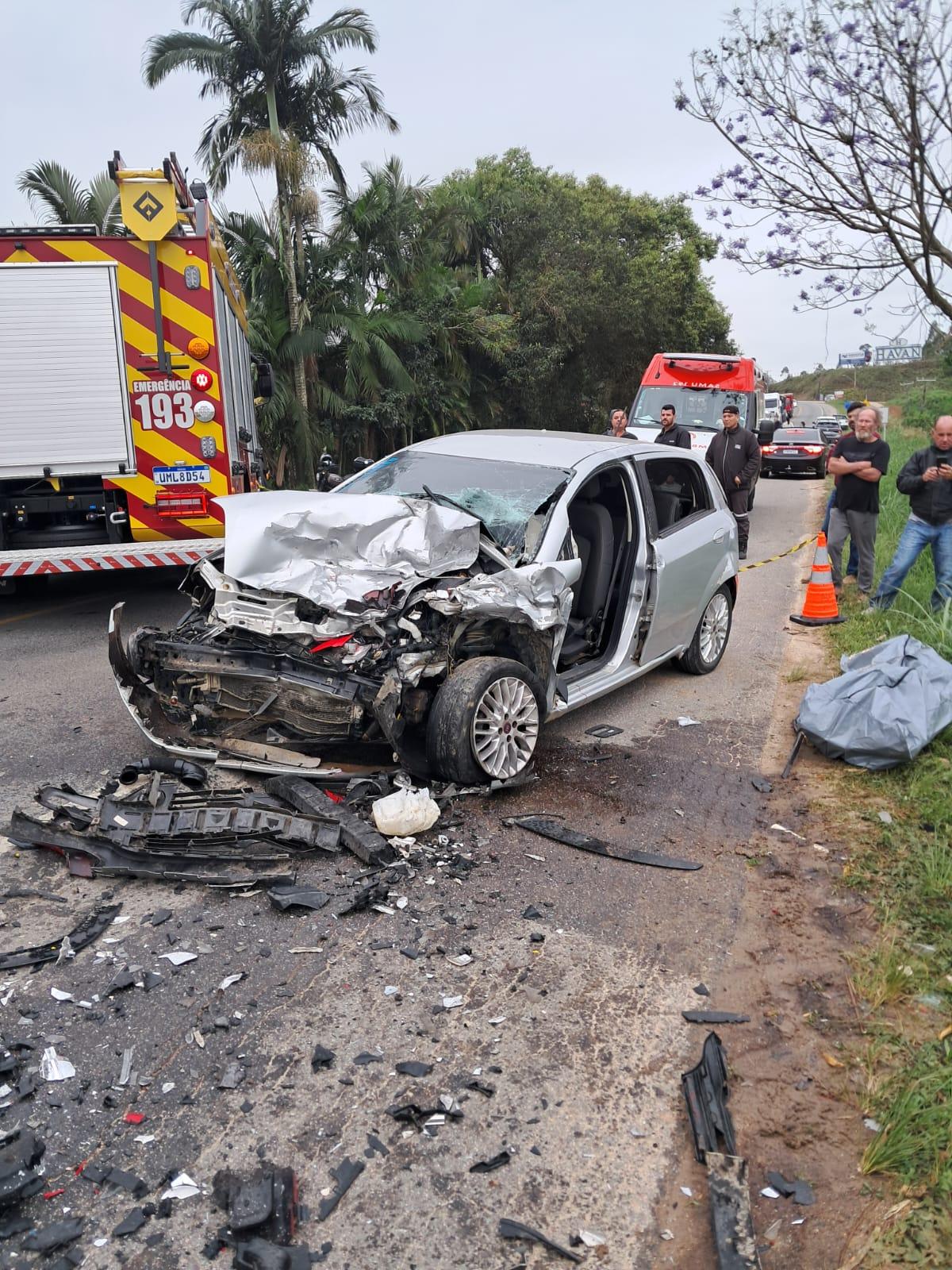 Acidente de trânsito deixa um morto e vítimas presas em ferragens