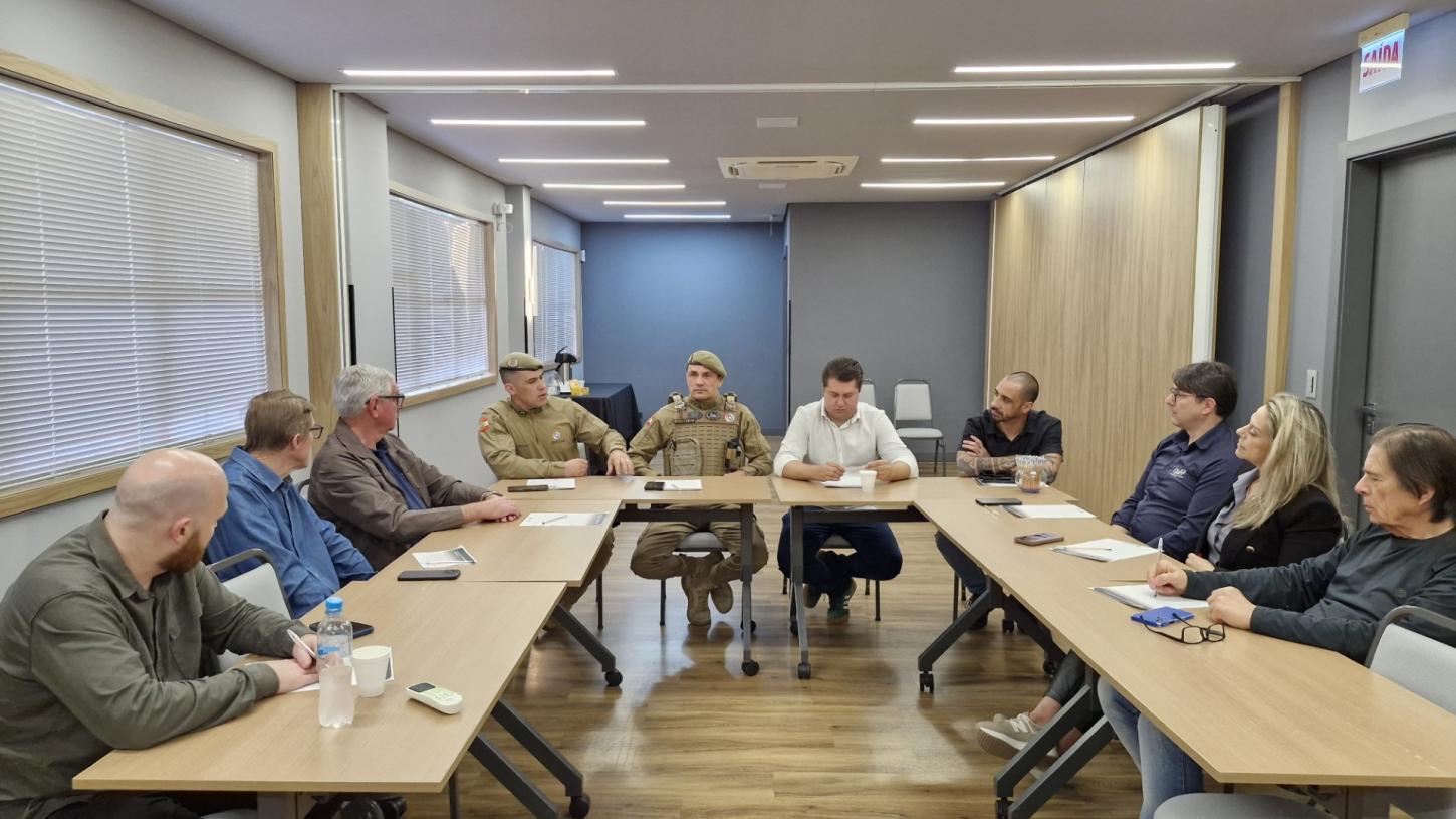 ACII reúne comerciantes, Polícia Militar e Assistência Social para discutir segurança no Centro de Itajaí