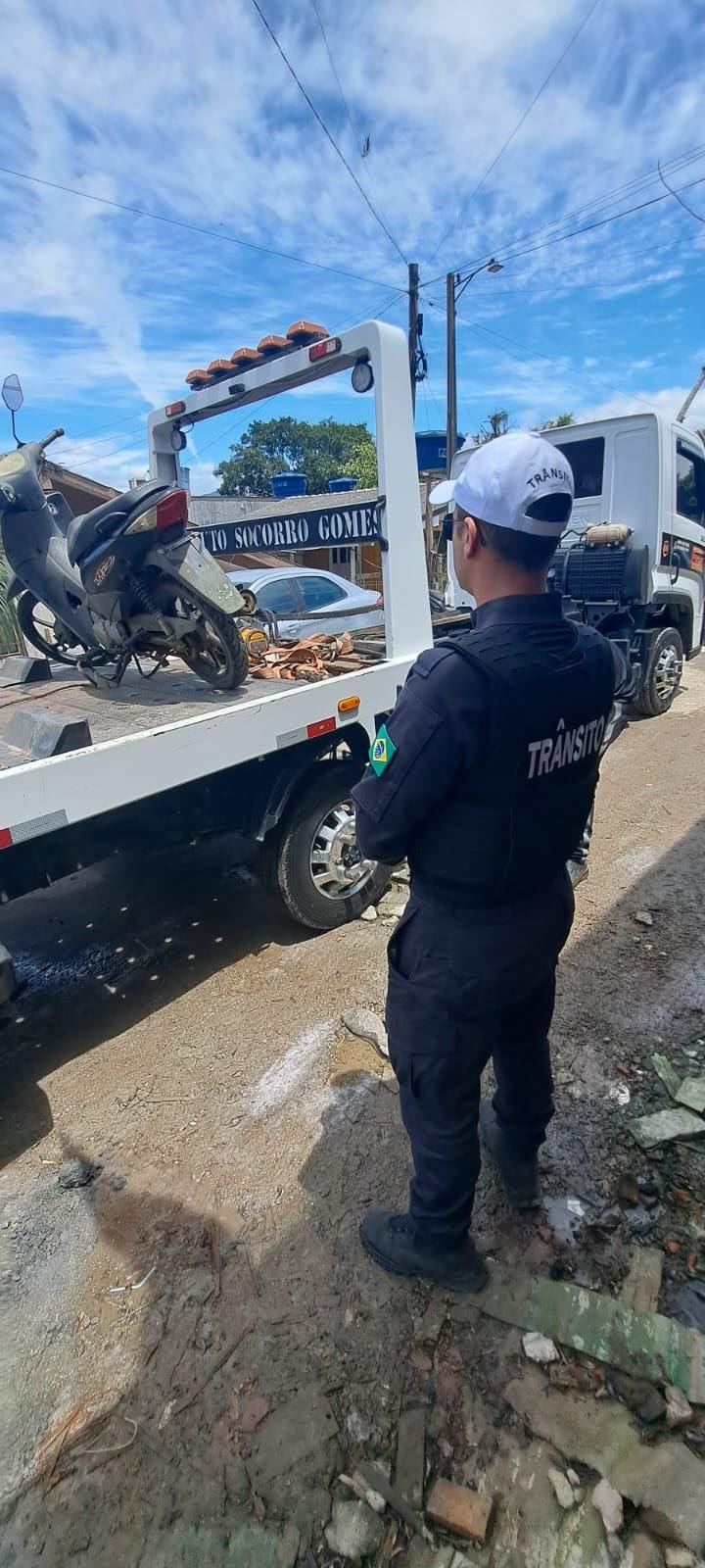 Agente de Trânsito realizam operação integrada na Vila Fortaleza e removem quatro veículos