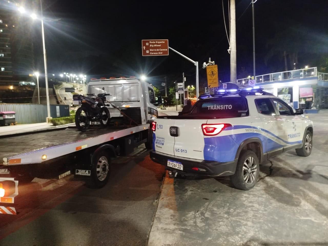 Agentes de Trânsito abordam motocicleta com placa de outro veículo na Avenida Atlântica - Confira as alterações do trânsito nesta terça-feira
