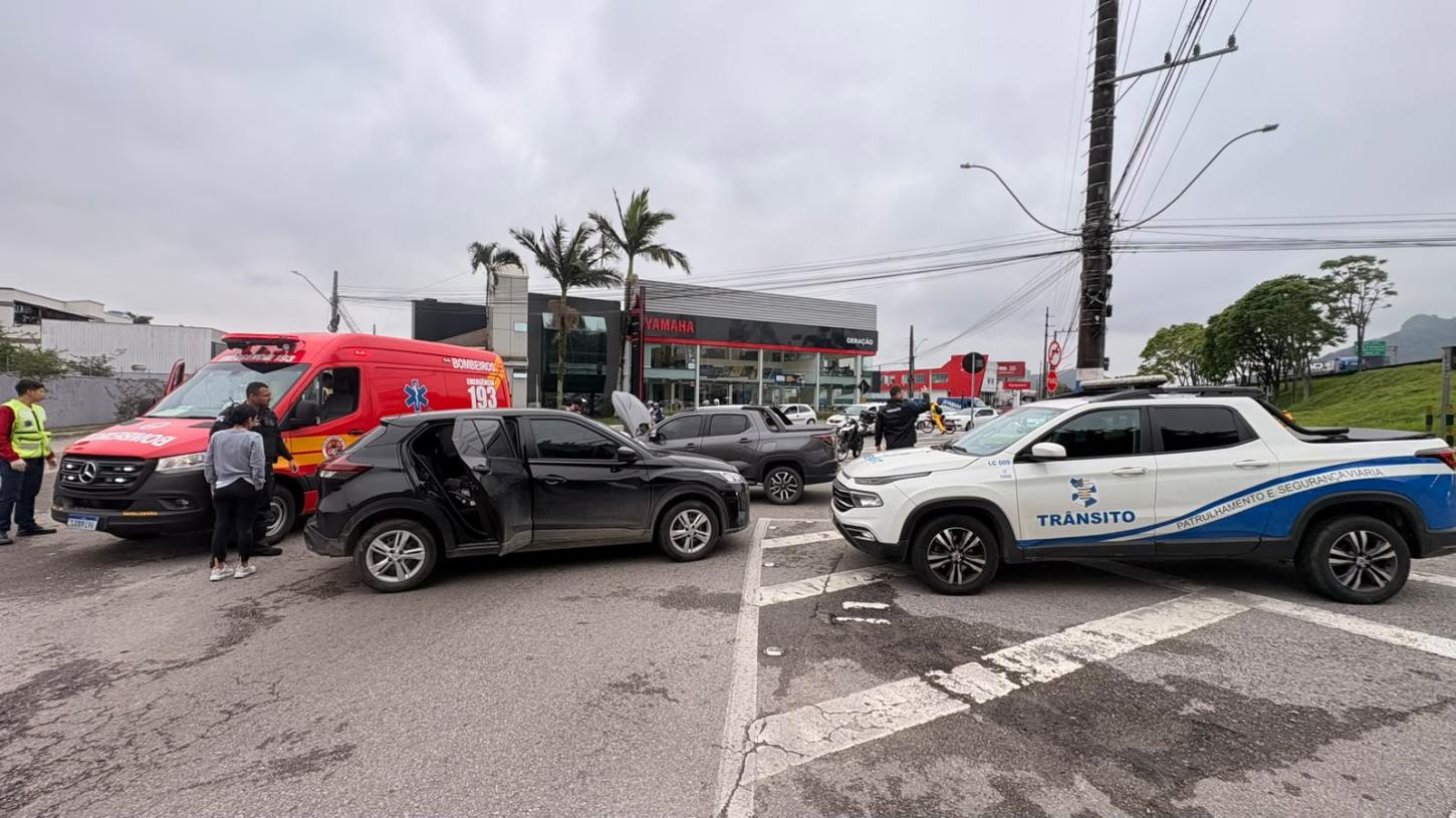 Agentes de Trânsito atendem acidente com vítimas na Avenida Marginal Oeste e na Avenida Brasil - Confira as alterações do trânsito nesta sexta-feira