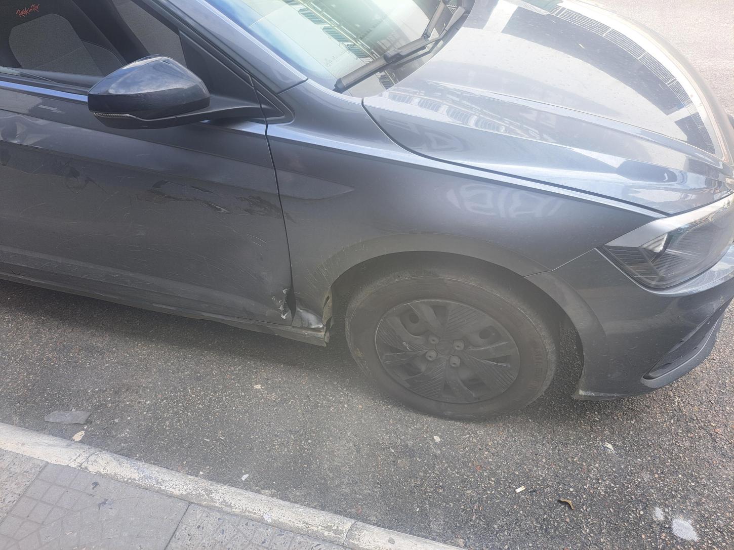 Agentes de Trânsito atendem acidente entre carro e motoneta com vítima