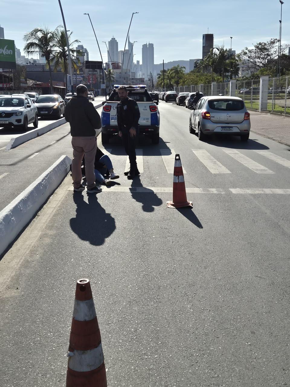 Agentes de Trânsito prestam apoio em acidente envolvendo motoneta e motocicleta - Confira as alterações no trânsito nesta quarta-feira
