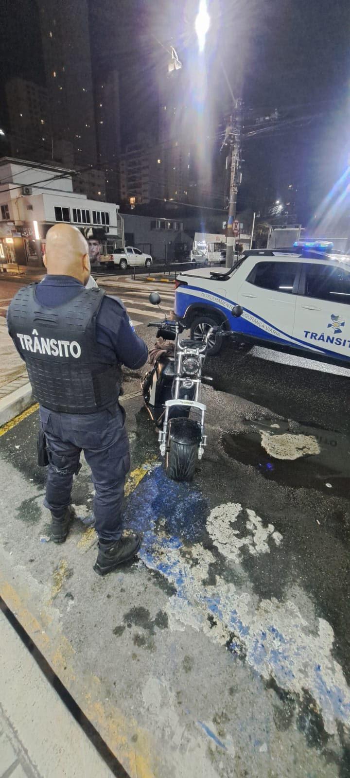 Agentes de Trânsito removem autopropelido e ciclomotor durante fiscalização
