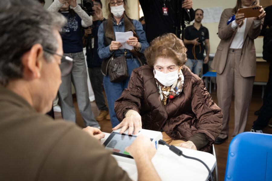 Aos 103 anos, dona Maria dá exemplo de cidadania ao exercer o seu direito de votar
