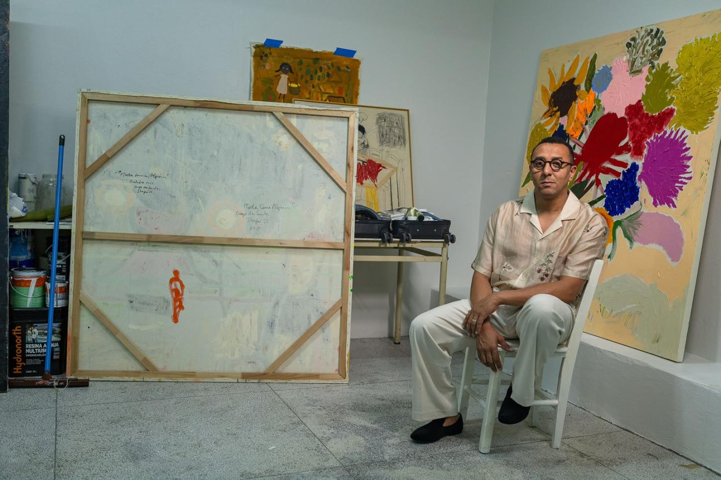 Artista plástico de Itajaí lança exposição ‘Aparecem Flores na Terra, parte 2: o Sertão’, em Blumenau