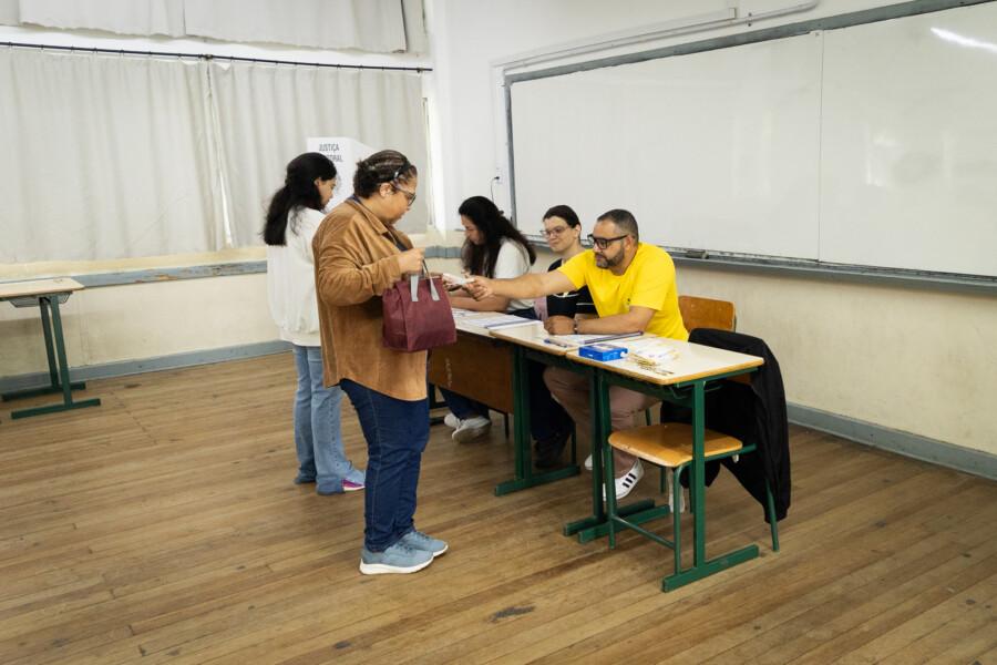 Balanço parcial do TRE-SC aponta substituição de 46 urnas e filas acima de 40 eleitores em 4,17% das seções
