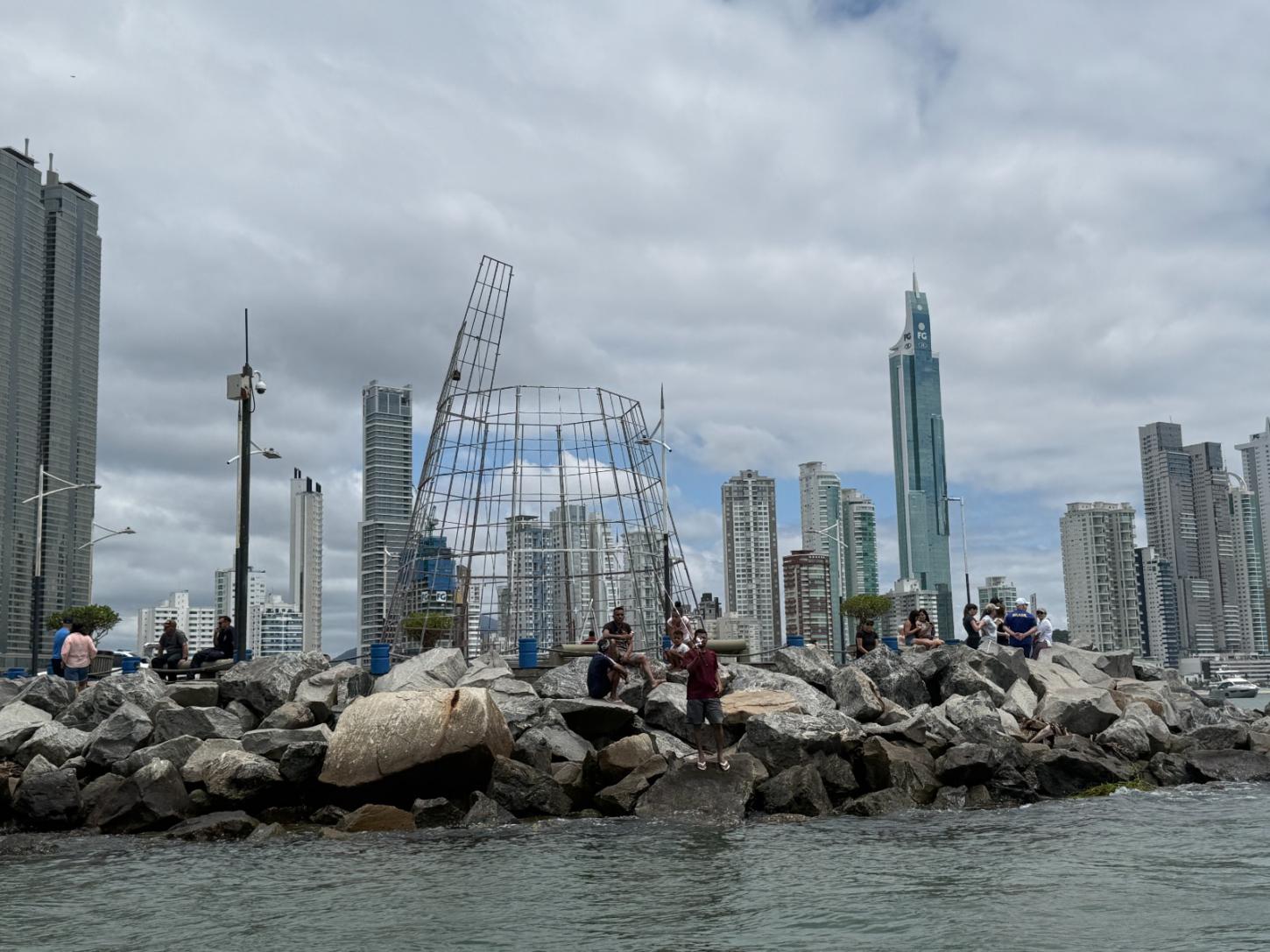 Balneário Camboriú começa a receber a decoração de Natal