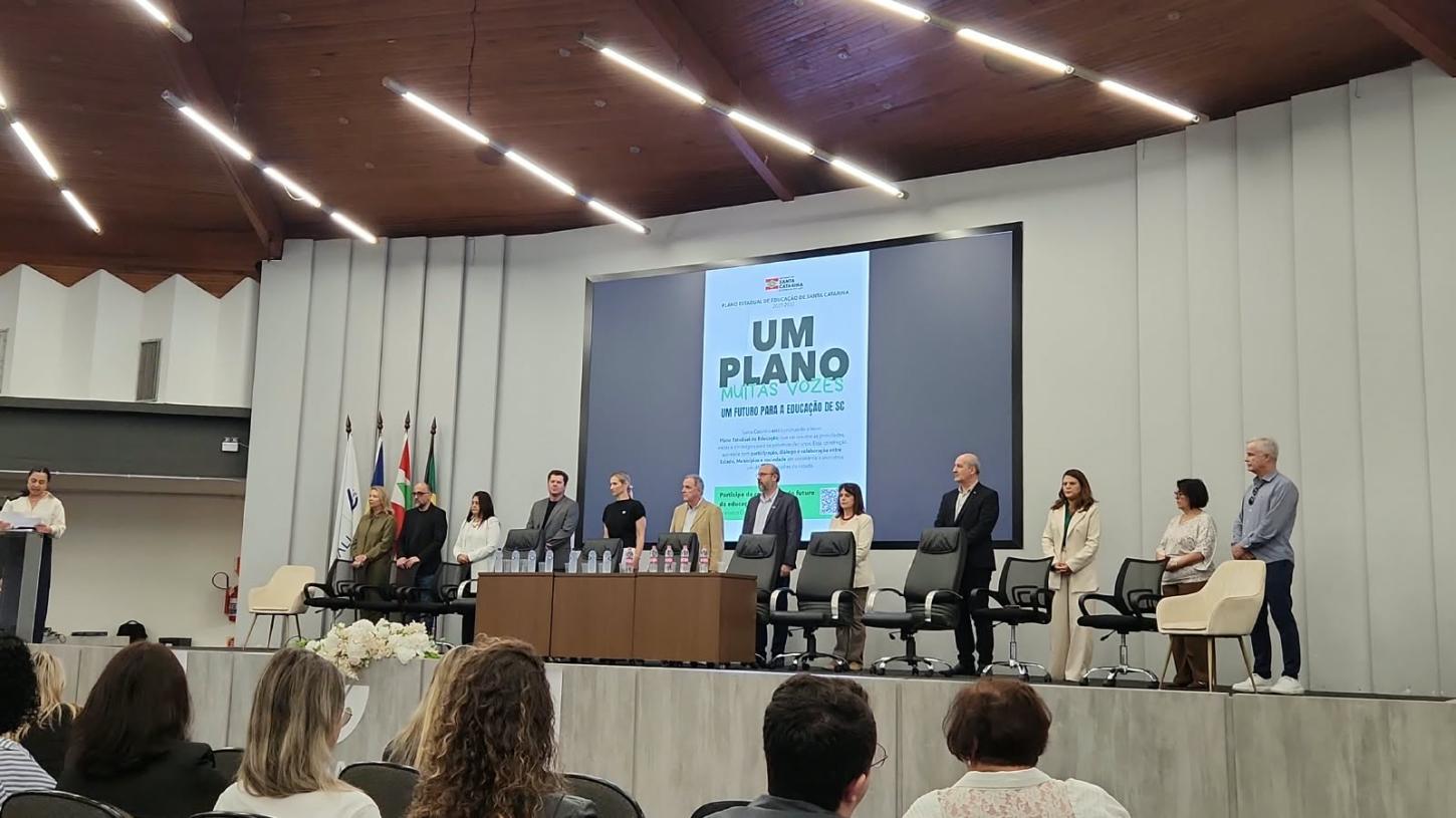 Balneário Camboriú participa de seminário para construção do Plano Estadual de Educação
