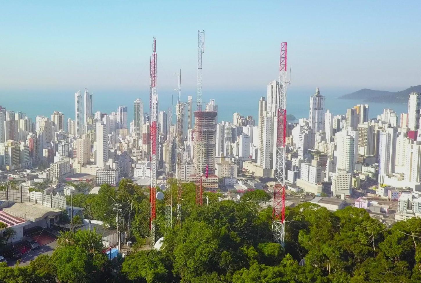 Câmara de Balneário Camboriú assina termo relativo à TV aberta com Ministério das Comunicações