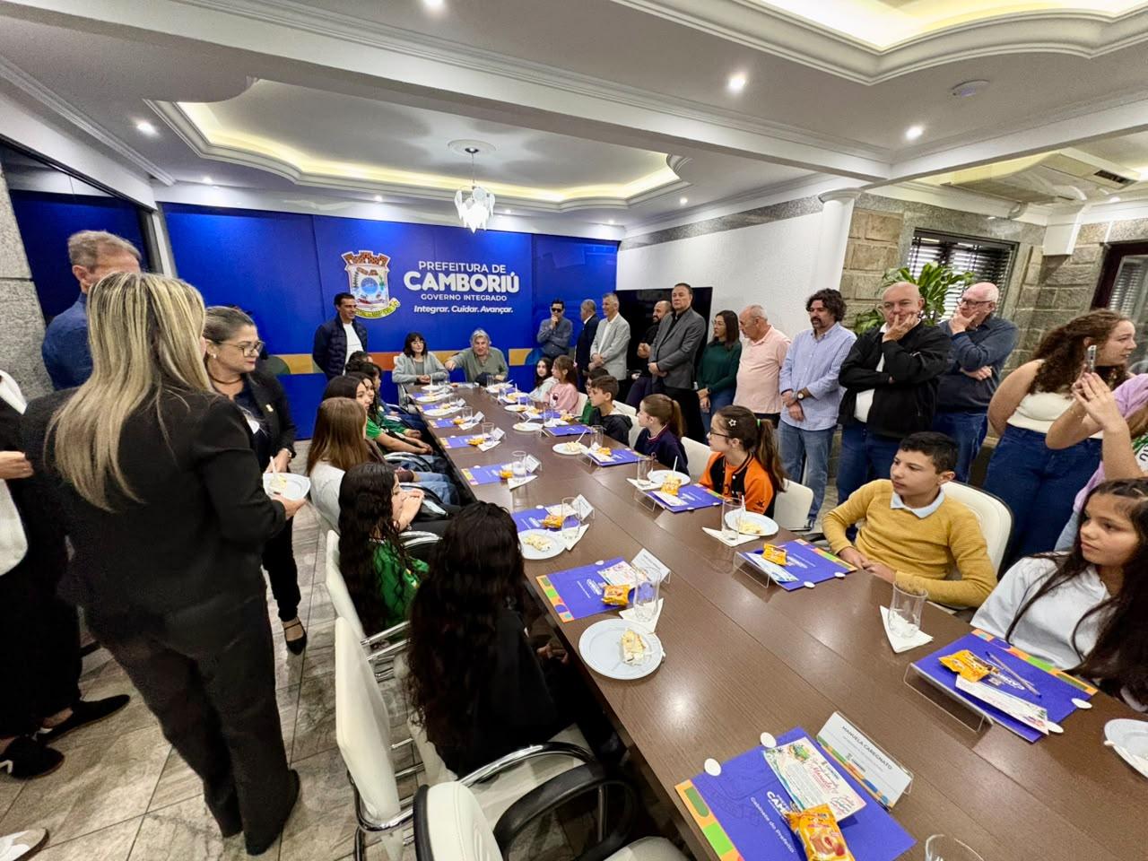Camboriú proporciona experiência prática da administração pública a estudantes da rede municipal