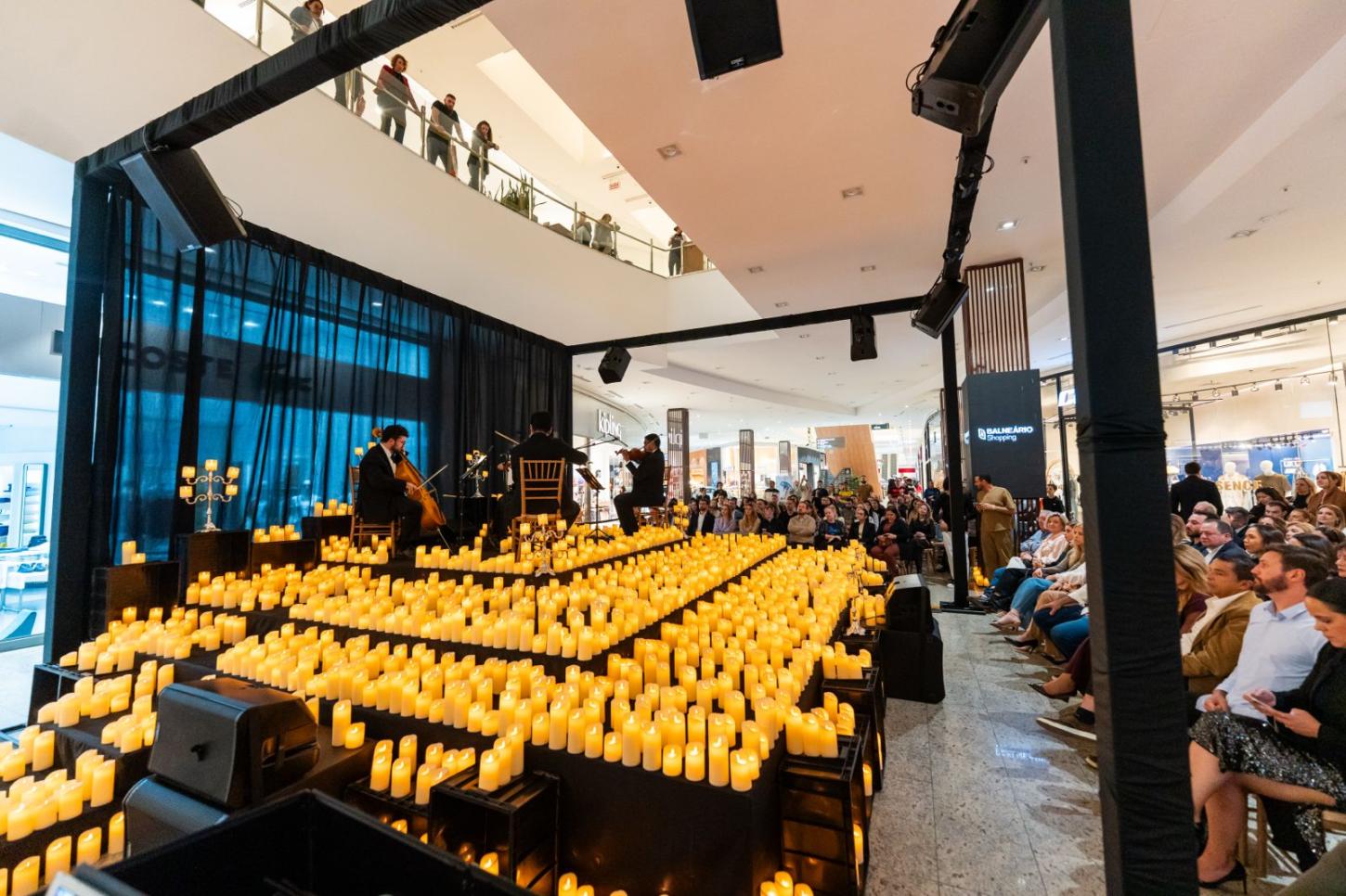 Candlelight surpreende visitantes e marca celebração dos 19 anos do Balneário Shopping