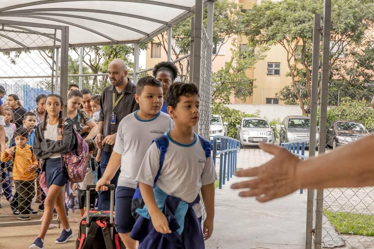 ​Como o monitoramento em tempo real reduz a ansiedade dos pais durante o deslocamento dos filhos até a escola.