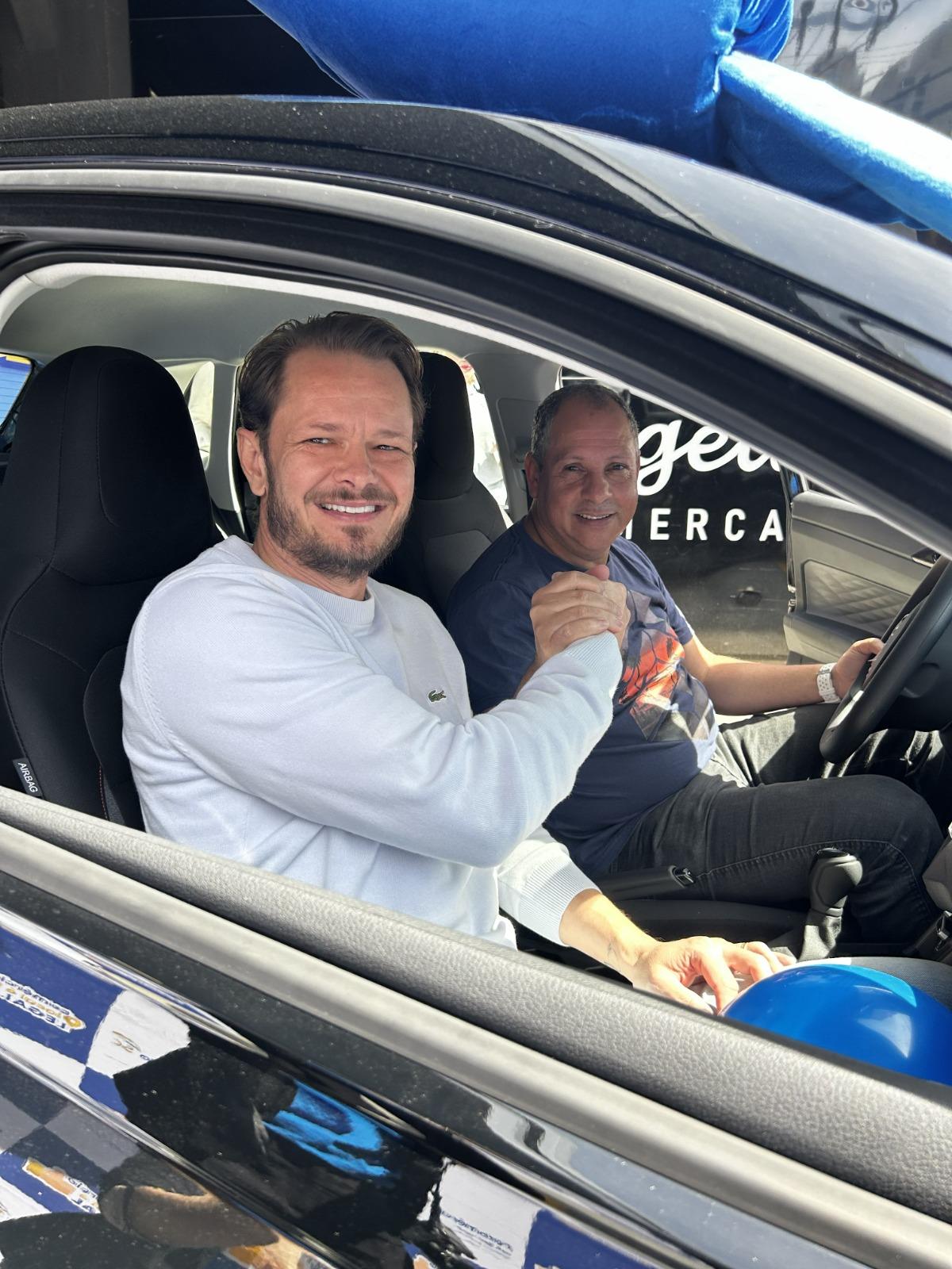 Consumidor de Balneário Camboriú recebe carro zero-quilômetro da promoção Comércio Local é Legal