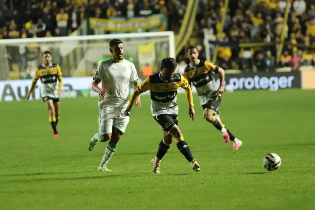 Criciúma vence o América-MG e segue no G-6 da Série B