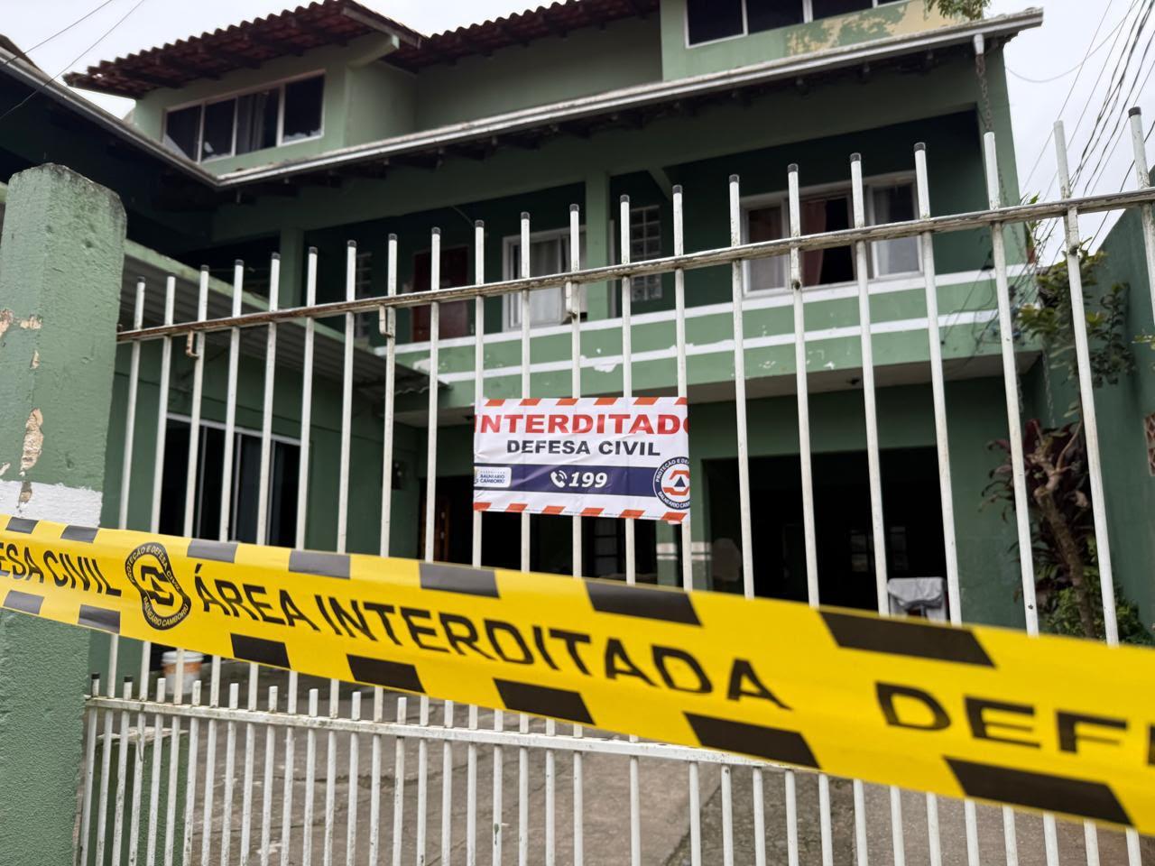 Duas crianças ficam feridas após uma escada da residência cair em imóvel no Bairro da Barra