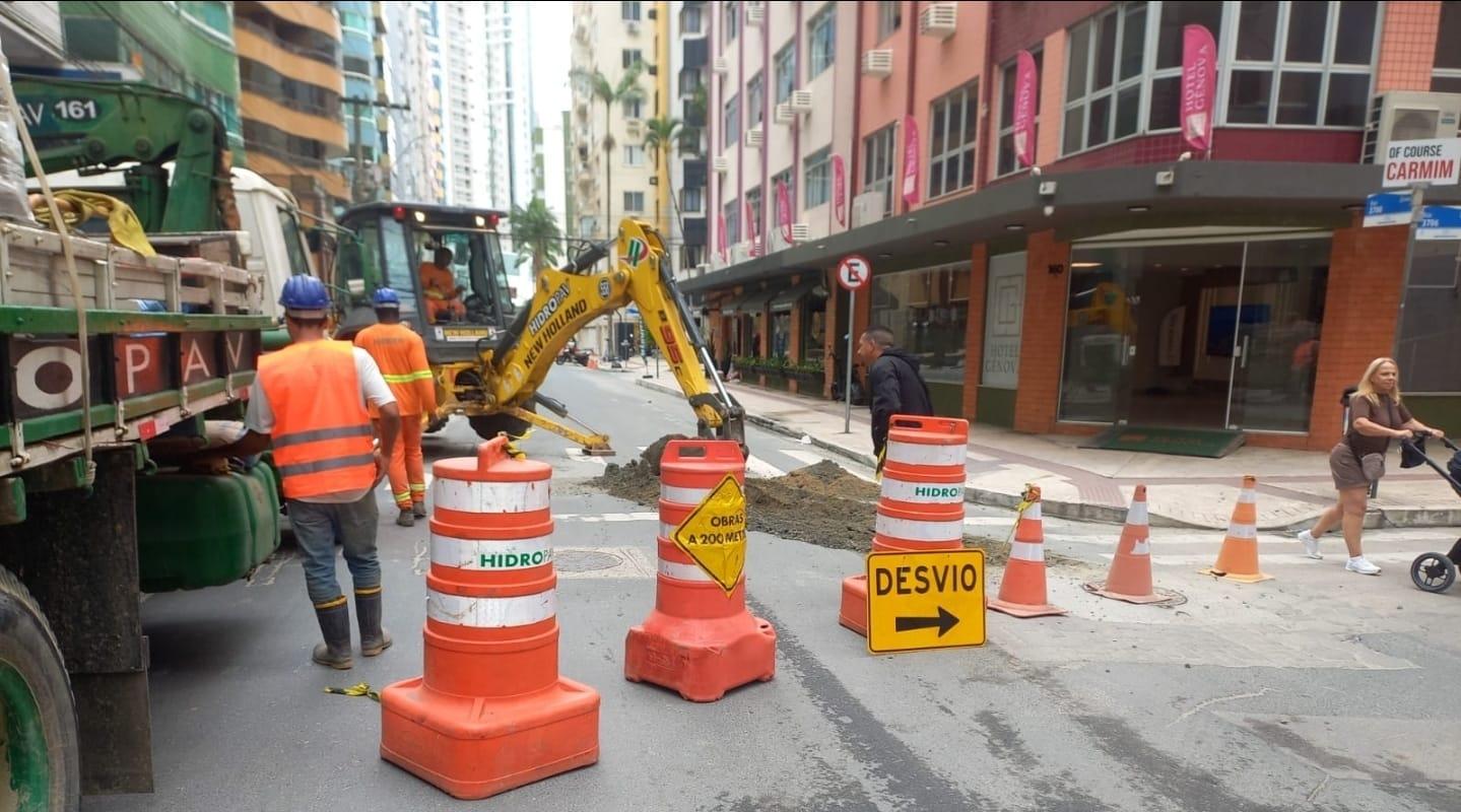 Emasa intensifica últimos trabalhos na ligação dos imóveis à nova rede de esgoto na Rua 3700