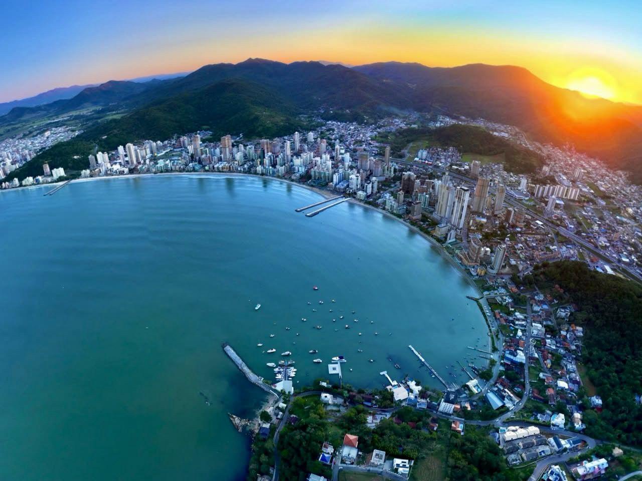 Entre crises e eleições, litoral catarinense consolida décadas de valorização imobiliária e proteção patrimonial