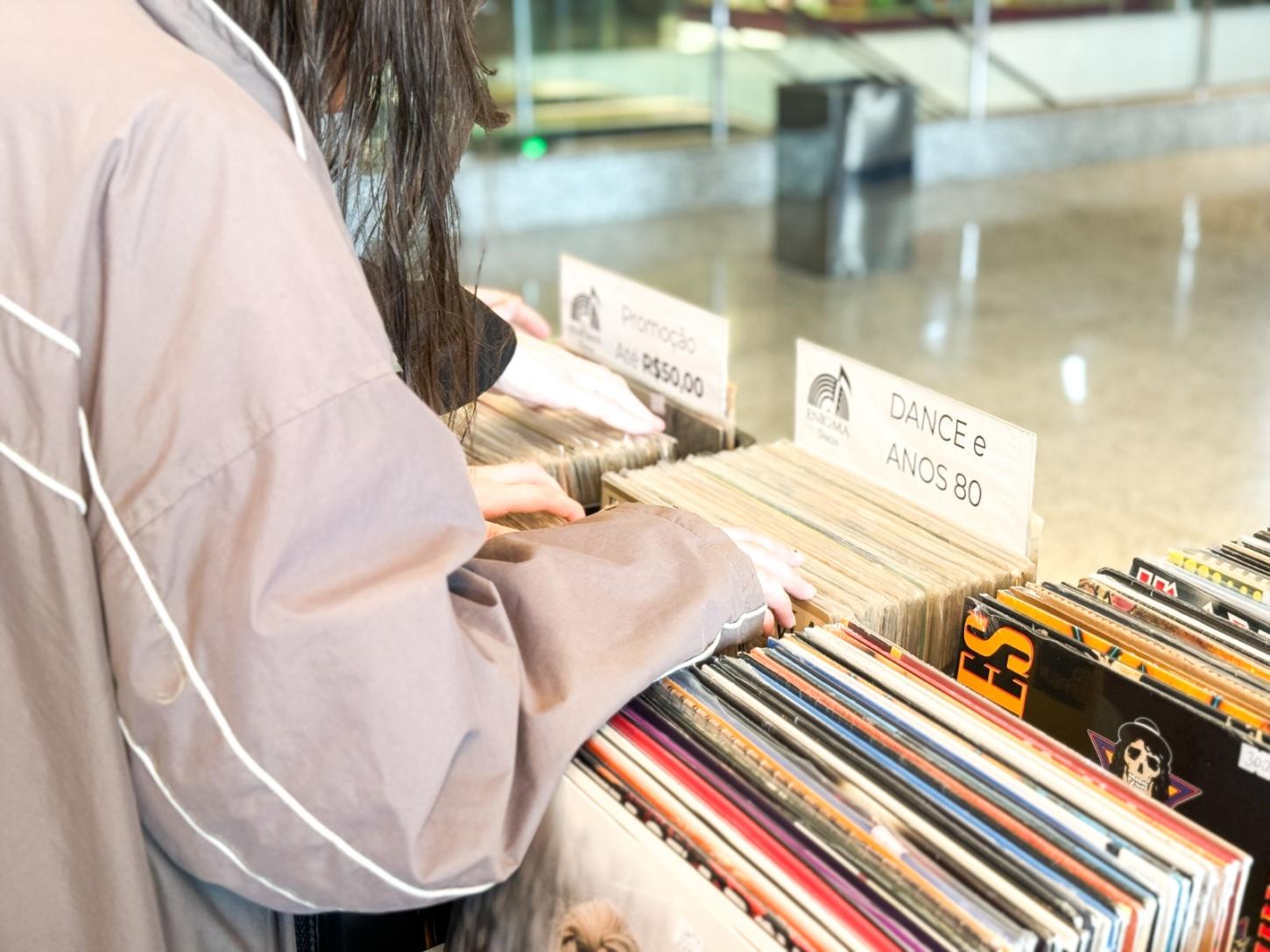 Feira de Vinil volta a reunir colecionadores e apaixonados por música no Itajaí Shopping
