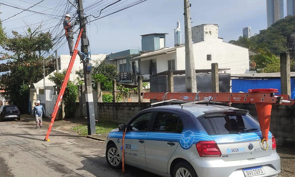 Força-tarefa retira mais de 600 kg de fios obsoletos na Barra nesta quarta-feira 