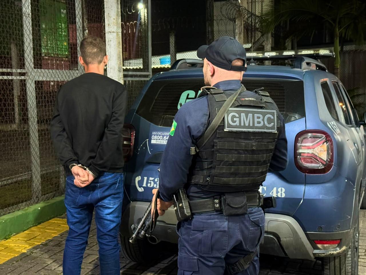 Guarda Municipal de Balneário Camboriú prende foragido por furto 