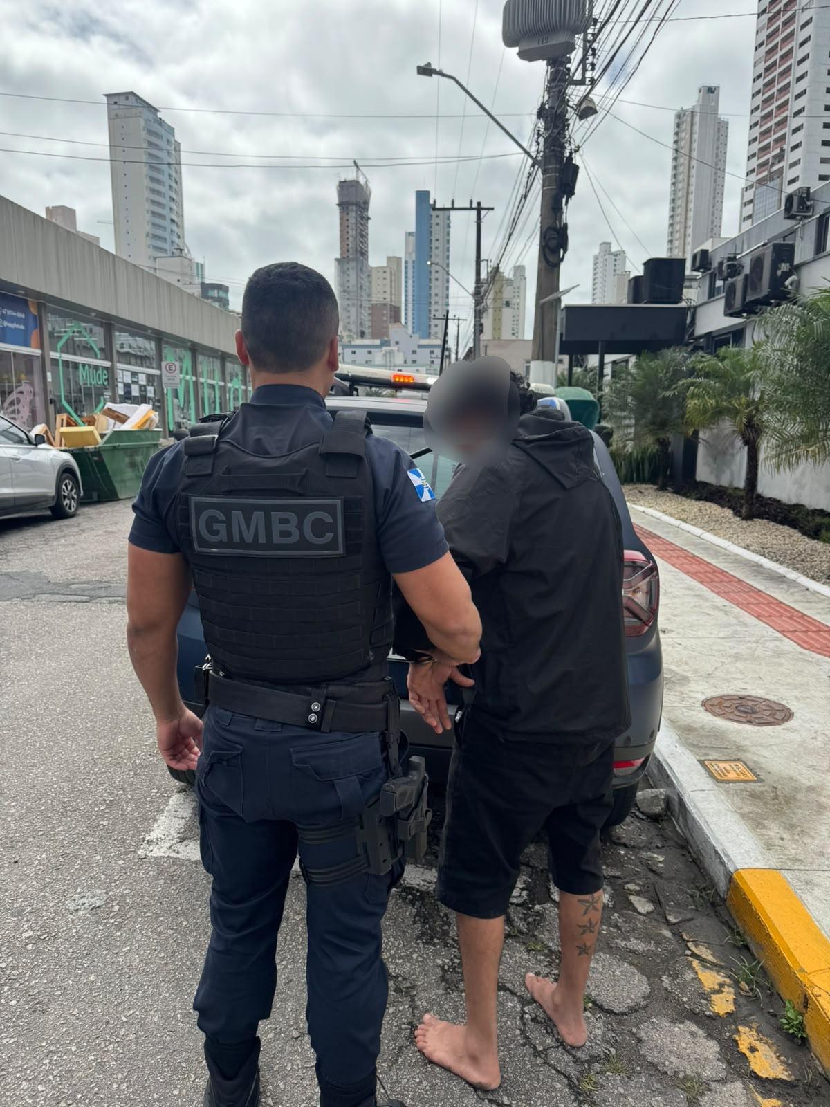 Guarda Municipal de Balneário Camboriú prende homem após invasão a residência