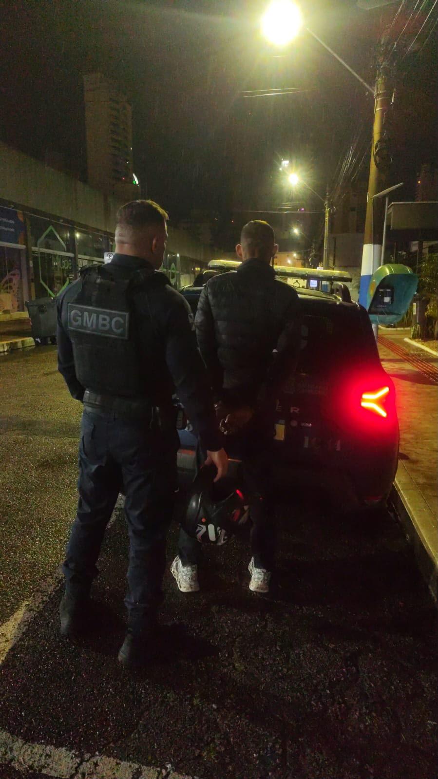 Guarda Municipal de Balneário Camboriú prende homem por tentativa de furto de motocicleta menos de cinco minutos após o crime 