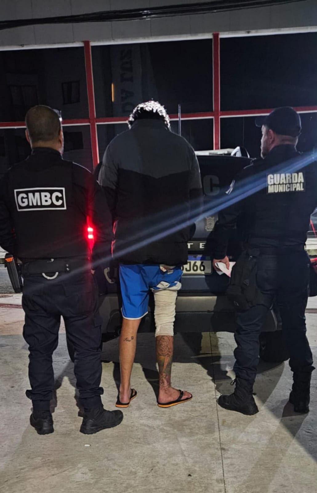Guarda Municipal de Balneário Camboriú prende homens após roubo