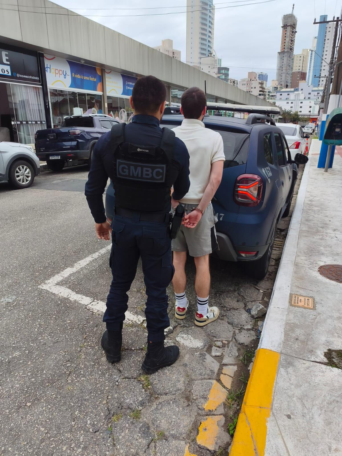 Guarda Municipal de Balneário Camboriú prende usuário de drogas após agredir a mãe