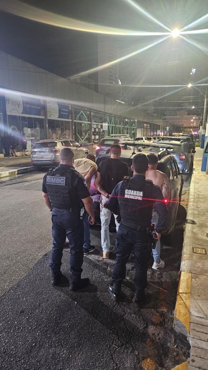 Guarda Municipal prende homens e mulher por vias de fato, porte ilegal e disparo de arma de fogo em Balneário Camboriú 