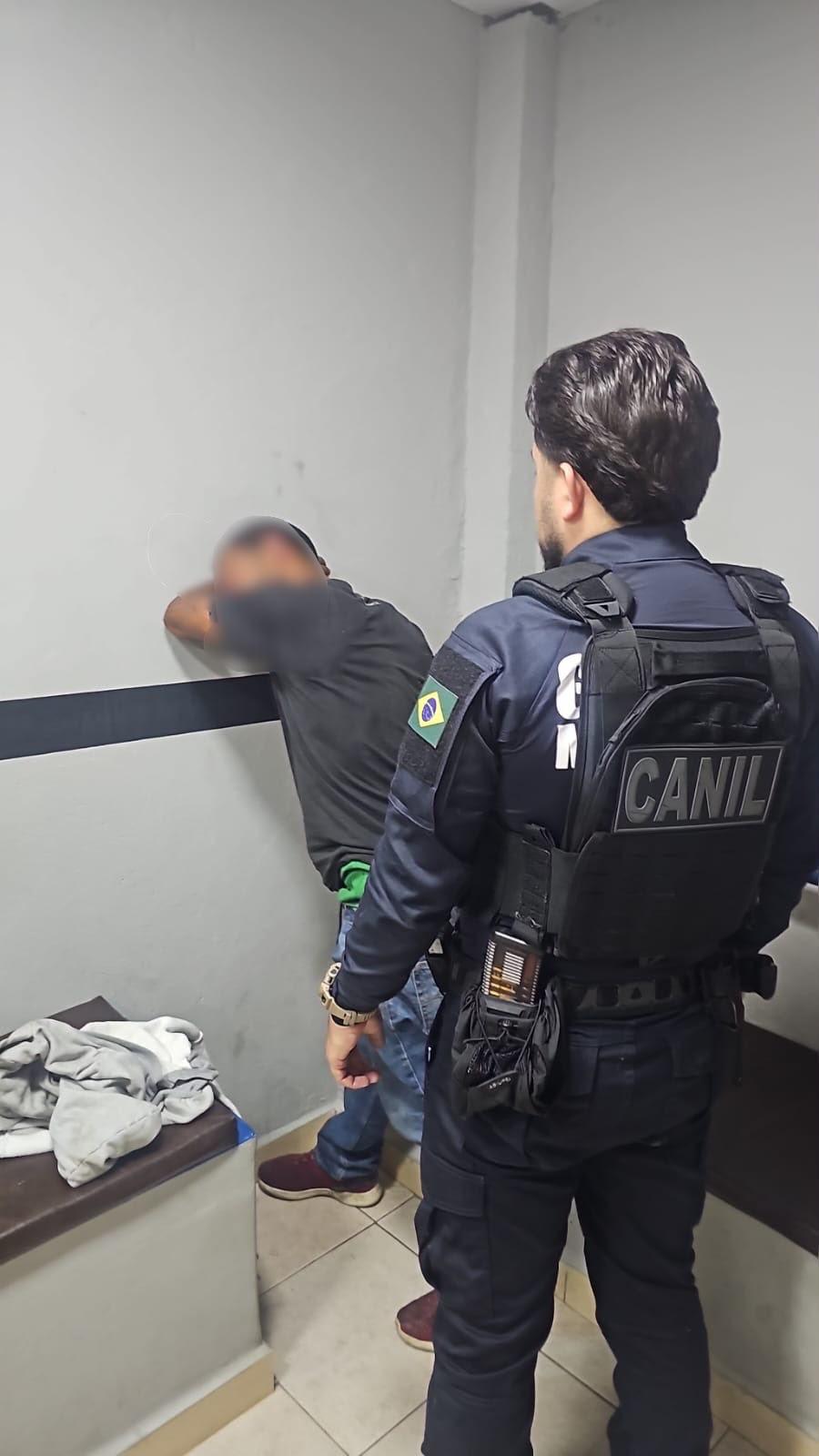 Homem é preso pela Guarda Municipal após furtar windbanners e tentar agredir guarnição