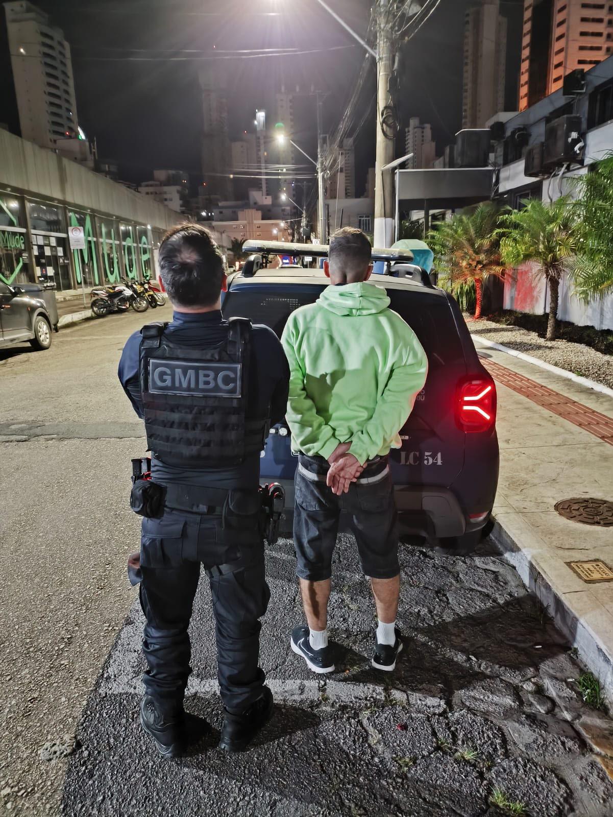 Homem é preso pela Guarda Municipal de Balneário Camboriú após atear fogo em lixeira 