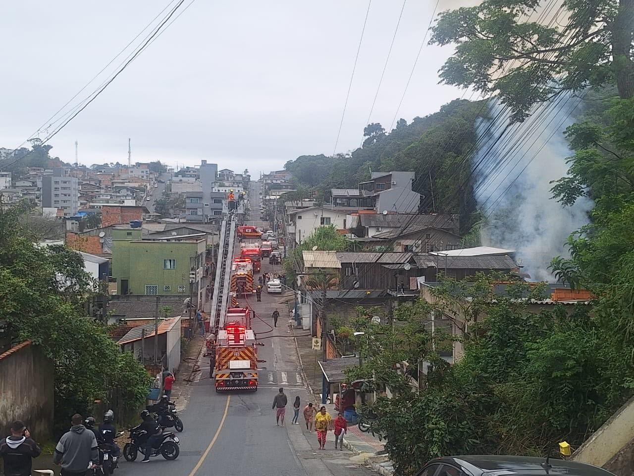 Incêndio criminoso destrói residência em Camboriú 