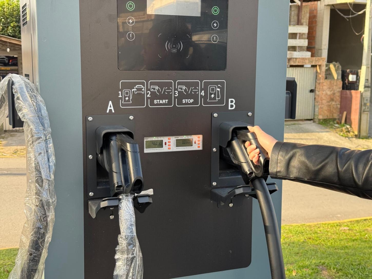 Itapema passa a contar com eletroposto da Celesc para recarga de veículos elétricos