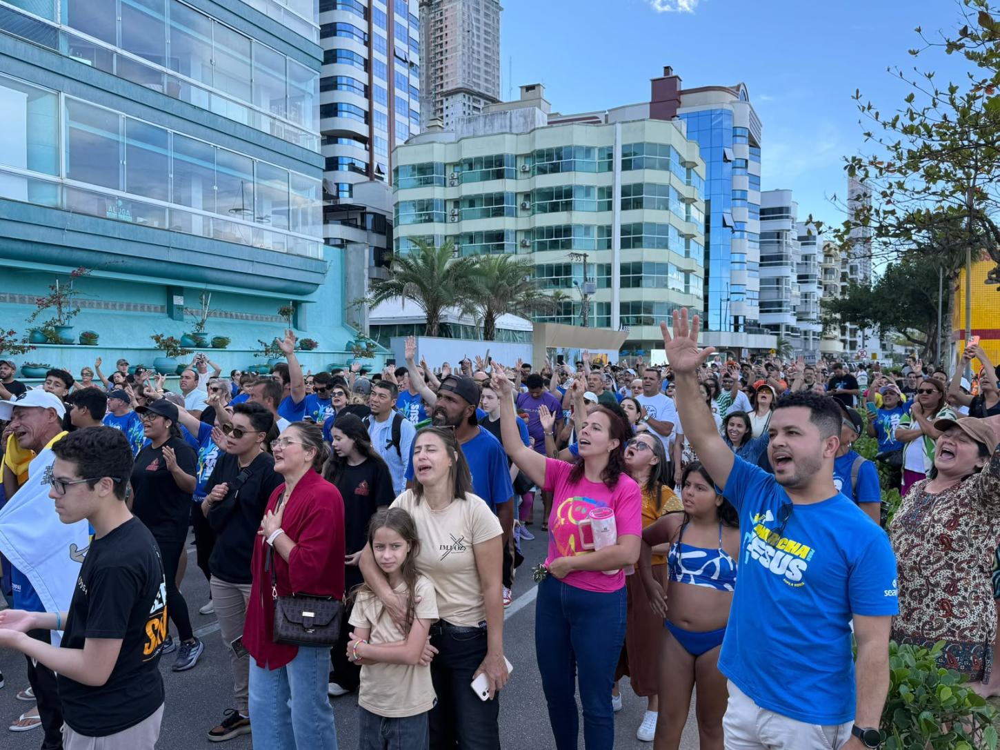Marcha para Jesus reúne igrejas e famílias na orla do Centro de Itapema