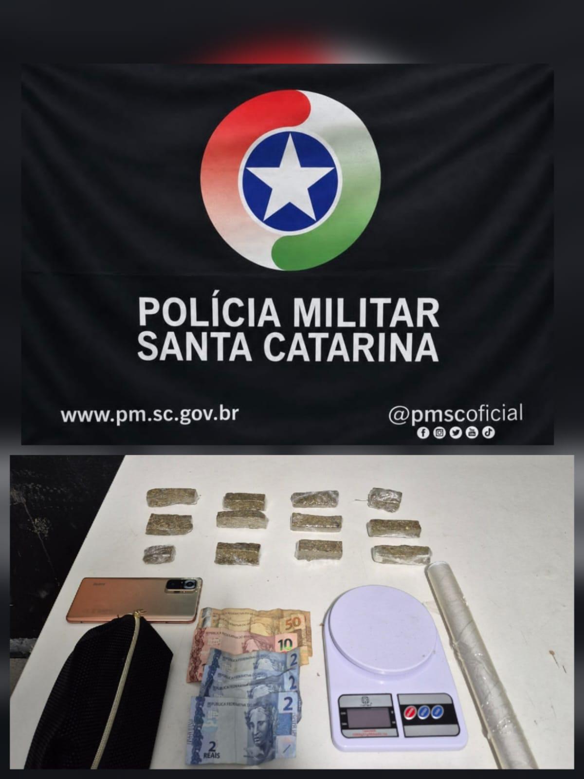 Mulher é presa com mais de 290 gramas de maconha em apartamento em Itajaí; suspeito foge durante abordagem