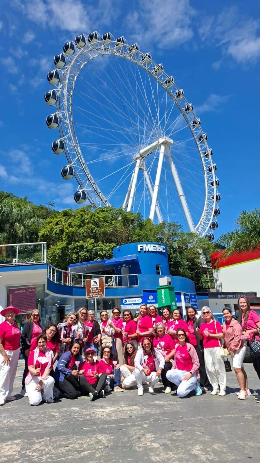 Mulheres da Rede Feminina celebram a vida a 82 metros de altura no Outubro Rosa em Santa Catarina