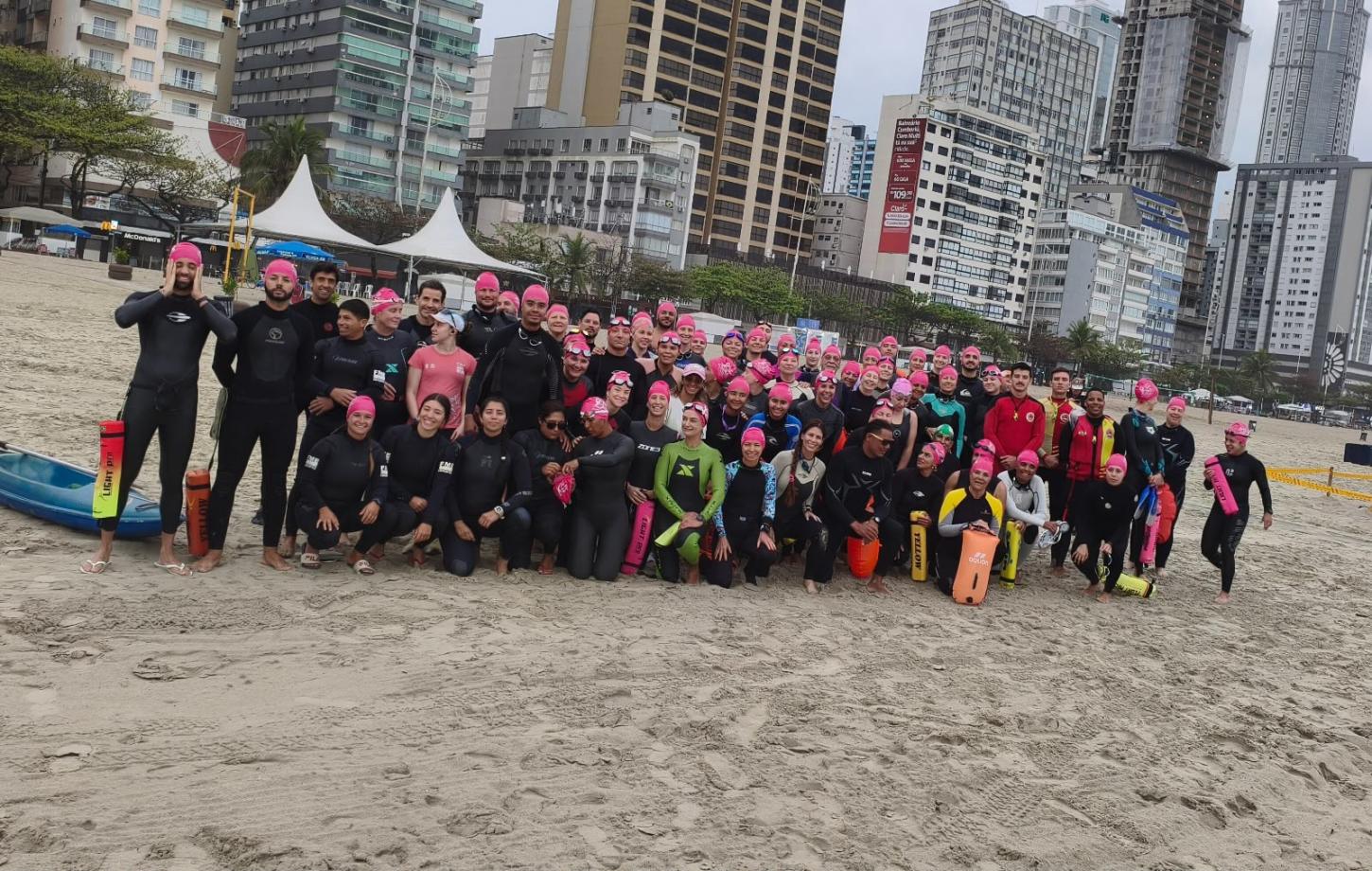 Natação em águas abertas reúne participantes em ação alusiva ao Outubro Rosa na Praia Central de Balneário Camboriú 