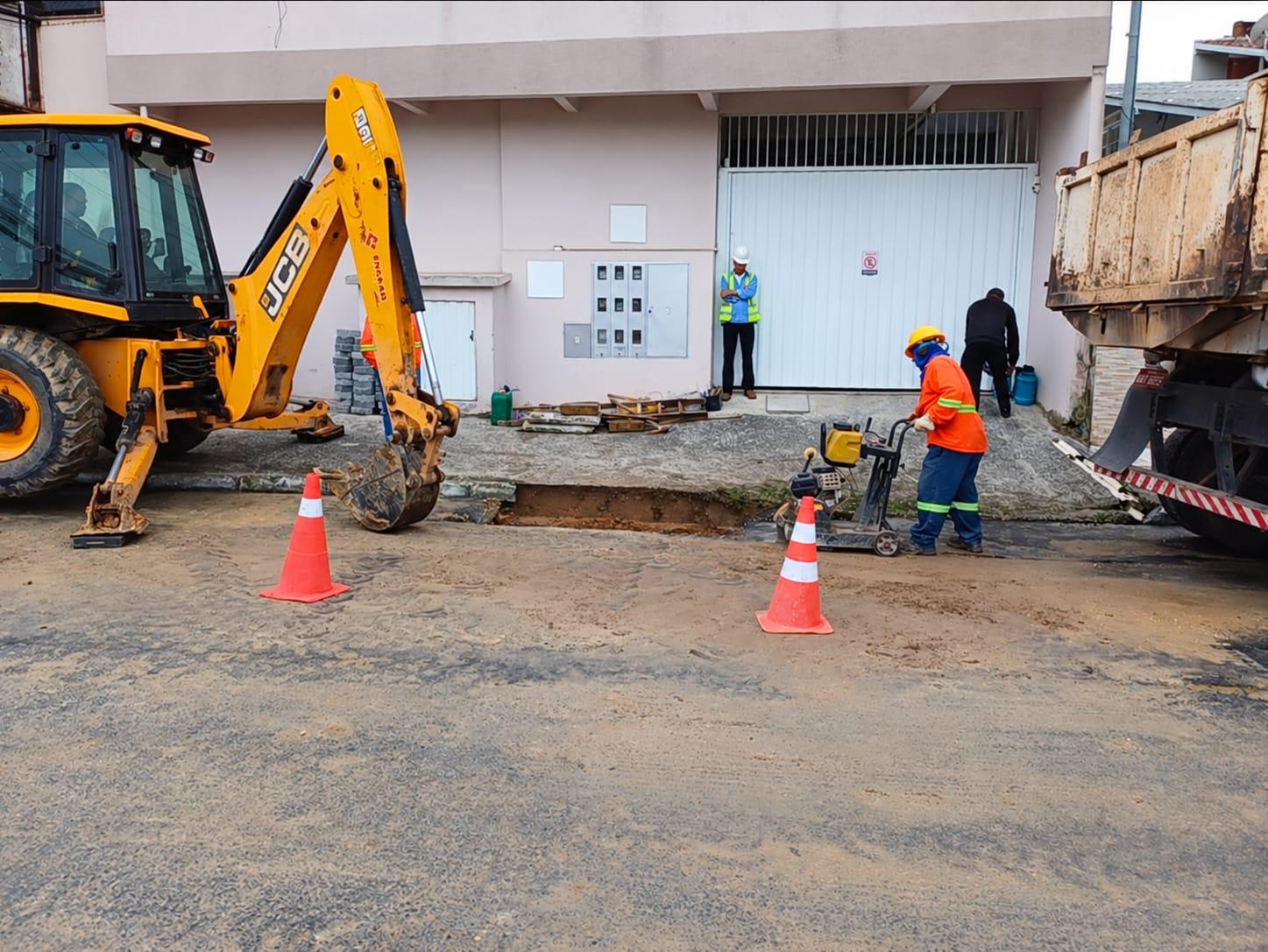 Obra da SCGÁS provoca novo rompimento na rede de água do Bairro das Nações