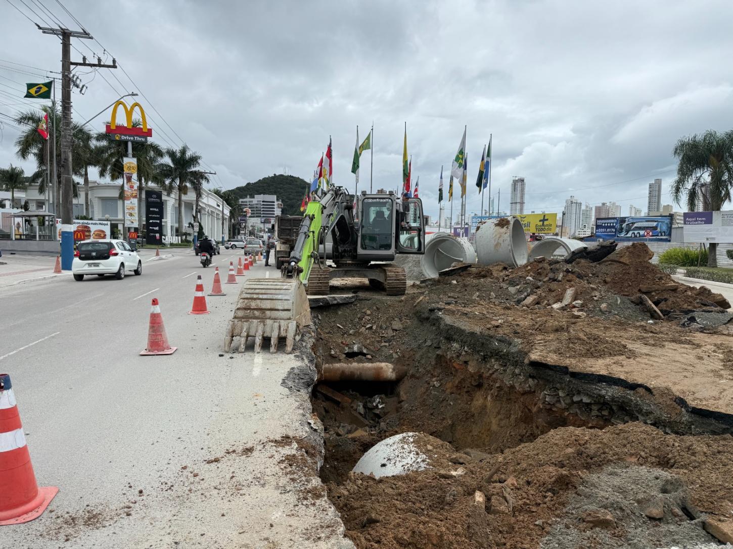 Obra de drenagem da Avenida do Estado chega a 50% de execução